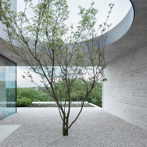 Moderner Geb&auml;udebau mit Glasfront