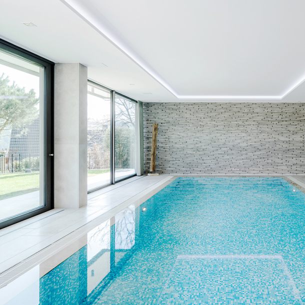 Innenansicht eines modernen Gebäudes mit Pool im Innenbereich