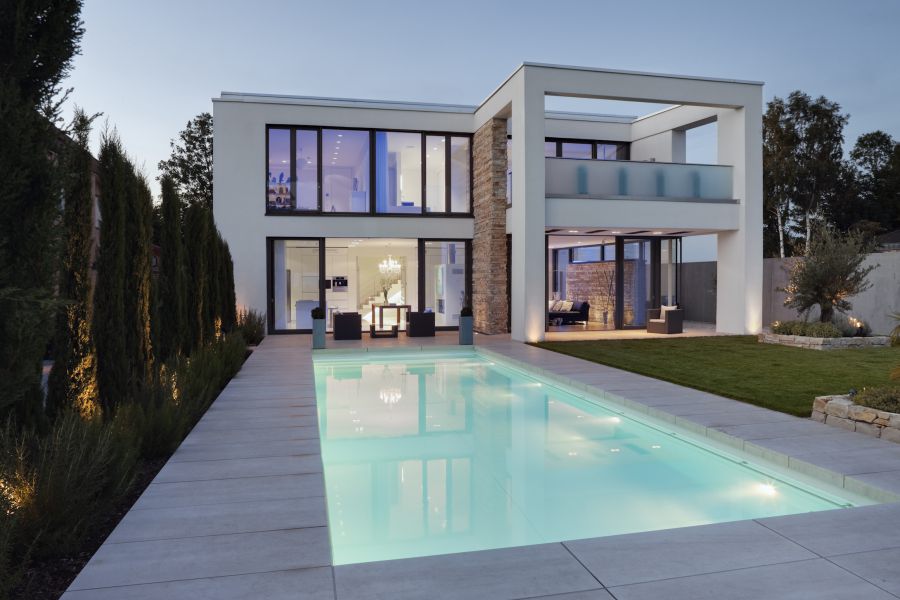 Moderner Gebäude- und Fassadenbau mit Pool im Außenbereich