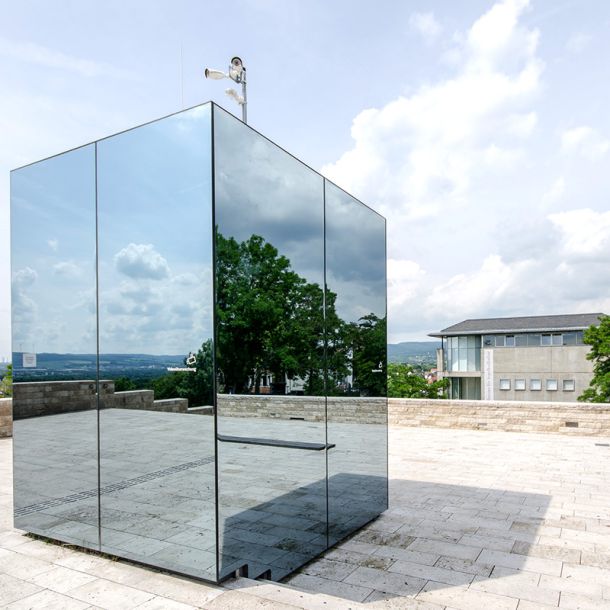 Moderner Cubus mit verspiegelten Oberfl&auml;chen, modern